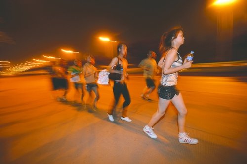 成都一公司因业绩不达标 员工暴走三环一圈