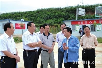 杨达才(左一)工作现场(资料图片)。图/商洛市安监局 杨达才(左一)工作现场(资料图片)。图/商洛市安监局