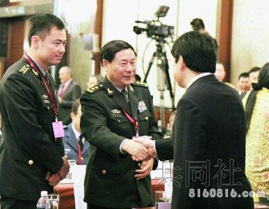 　　6月1日，在新加坡召开的亚洲安全会议上，日本防卫大臣小野寺五典(右)主动要求与中国人民解放军副总参谋长戚建国握手。(图片来源：共同社)
